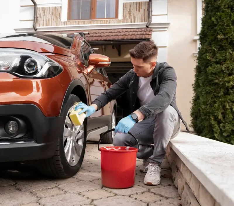 Lavage auto à domicile Saint-Laurent-sur-Sèvre : professionnel intervenant sur un véhicule